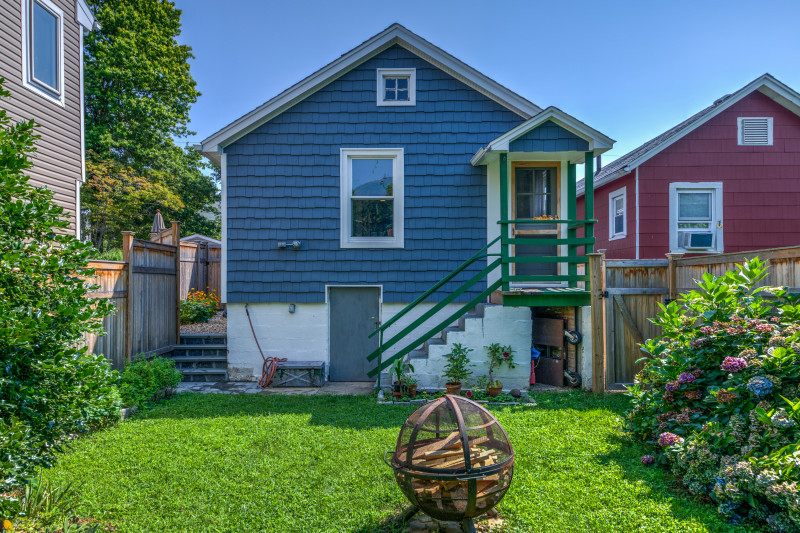 487 Minnieford Avenue, City Island: photo 2